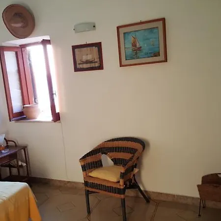 La Piazzetta E Il Mare
