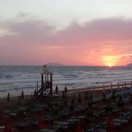 La Piazzetta E Il Mare *